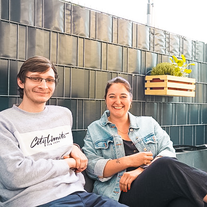 Azubi Lennart und Mitarbeiterin Lisa auf der Terrasse des Büros