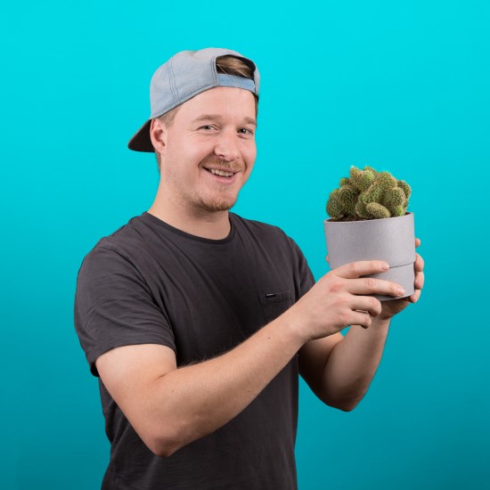 Geschäftsführer Yuri mit Kaktus