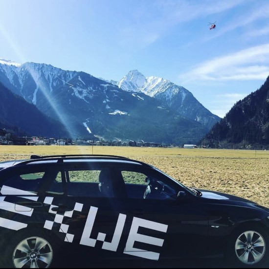 Auto mit EXWE Autobeschriftung vor Berglandschaft