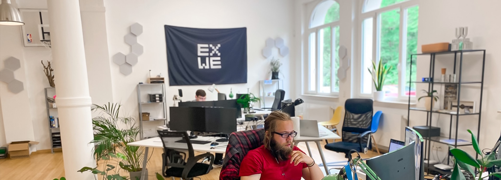 Ansicht des Büros der EXWE Softwareagentur mit Mitarbeitern Lennart & Benni